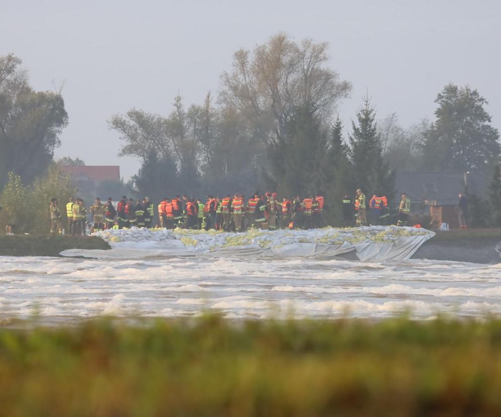 Powódź w Nysie. Wał przy Wyspiańskiego uszczelniony