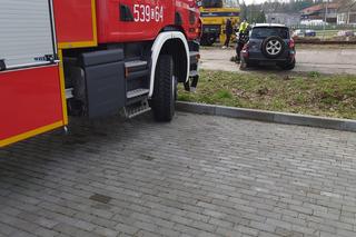 Zderzenie osobówki z drezyną pod Świeciem! Kierowca miał dużo szczęścia [ZDJĘCIA]