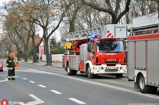 Pożar na ul. Wrocławskiej w Krakowie. Strażnicy miejscy wskoczyli w ogień ratować dwie osoby [GALERIA ZDJĘĆ]