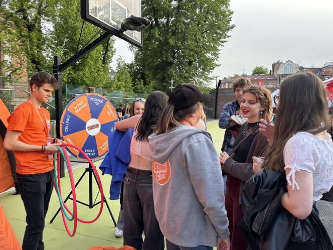 Juwenalia UEK 2024. Strefa Radia ESKA. Tłumy studentów na Koncercie Głównym