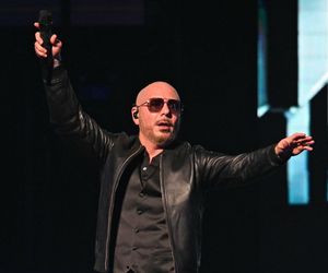 Tak wyglądają koncerty Pitbulla! Tysiące osób w łysych czepkach opanowały miasto. Nagrania robią furorę!