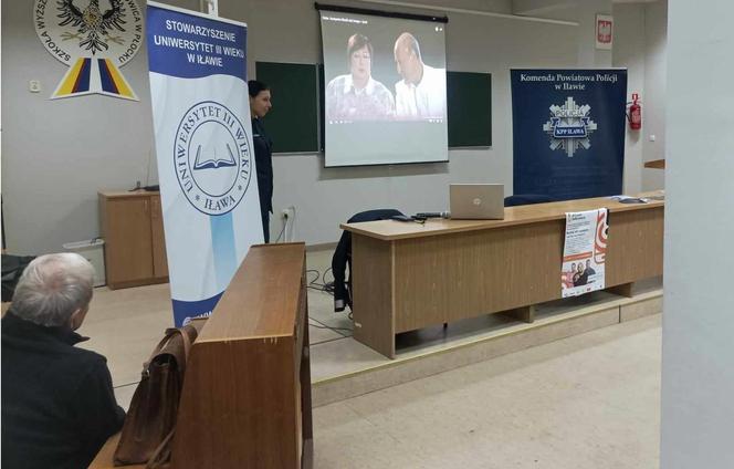 Policjantki z Iławy przed Dniem Babci i Dziadka edukowali seniorów