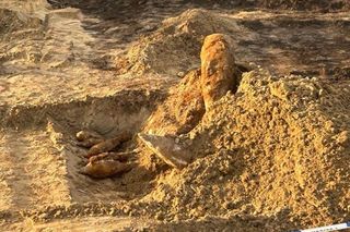 Koparka w Lęborku zamiast piasku wykopała pociski! „Arsenał” z wojny pod torami