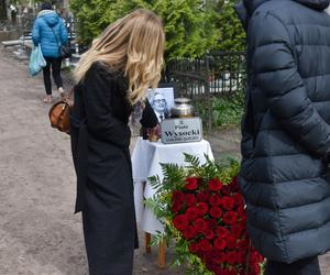 Wzruszający pogrzeb gwiazdy serialu „Czterej pancerni i pies”! Grób tonął w kwiatach 