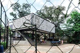 Recykling w architekturze. Elewację tej biblioteki wykonano z pudełek po lodach