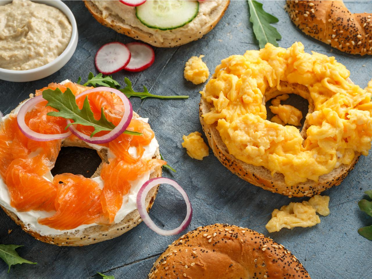 Kanapki z łososiem: przepis na szybkie i smaczne śniadanie 