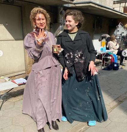 Polowanie na ćmy na planie. Hela Brzozowska (Melania Grzesiewicz), Antosia (Kamila Jarosińska)