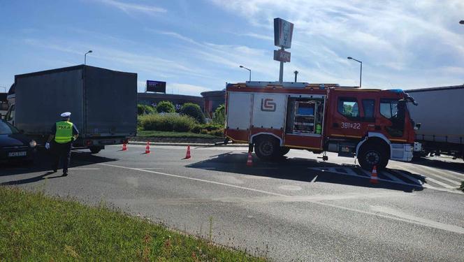 Zderzenie dwóch ciężarówek na Rondzie Gronowo w Lesznie 