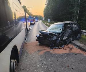 W Gdyni autobus miejski zderzył się z autem. Trzy osoby poszkodowane