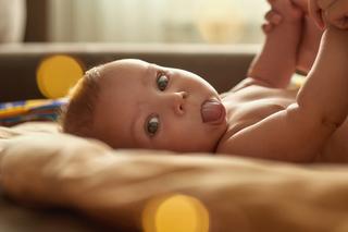 Wystawianie języka przez niemowlę – czy to powód do niepokoju, czy naturalny odruch dziecka?