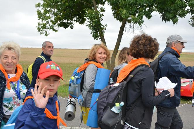 „Wychodzimy z Księżomierzy”. Słoneczny dzień pątników w drodze na Jasną Górę! ZDJĘCIA