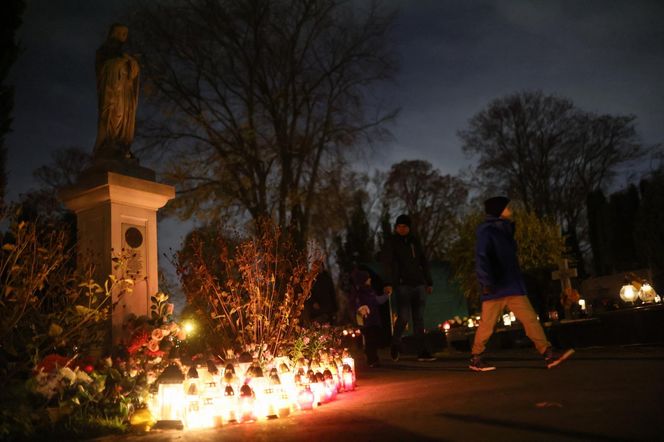  Setki migoczących zniczy. Tak wyglądają polskie cmentarze po zmroku. Zobacz niezwykłe zdjęcia