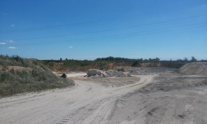 śmieci na terenie wyrobiska w Olszewicach