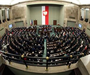 Koniec tzw. podatku od zrzutek! Sejm uchwalił nowelę ustawy o VAT