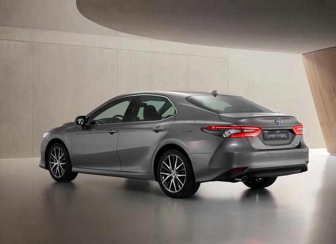 Toyota Camry Hybrid lifting 2021