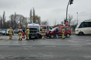Kraków. Wypadek karetki jadącą na sygnale z pacjentem