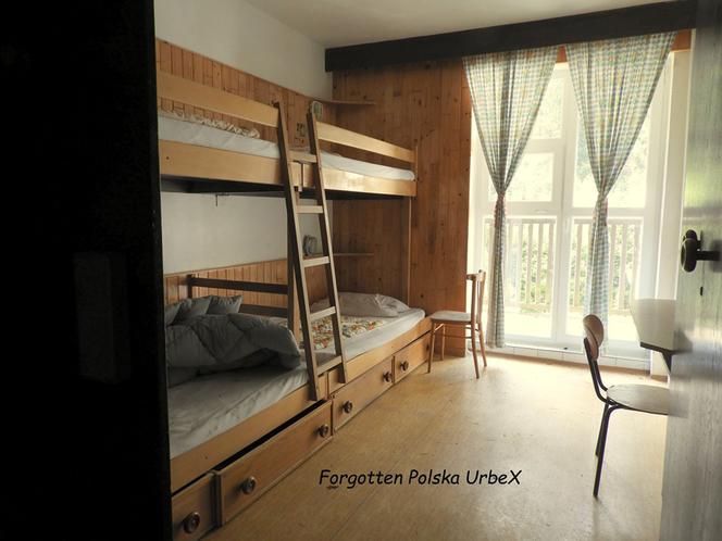 Lalka "śpiąca" w łóżku i urządzenia rehabilitacyjne. Co znajduje się w opuszczonym sanatorium przy polskiej granicy? [ZDJĘCIA]