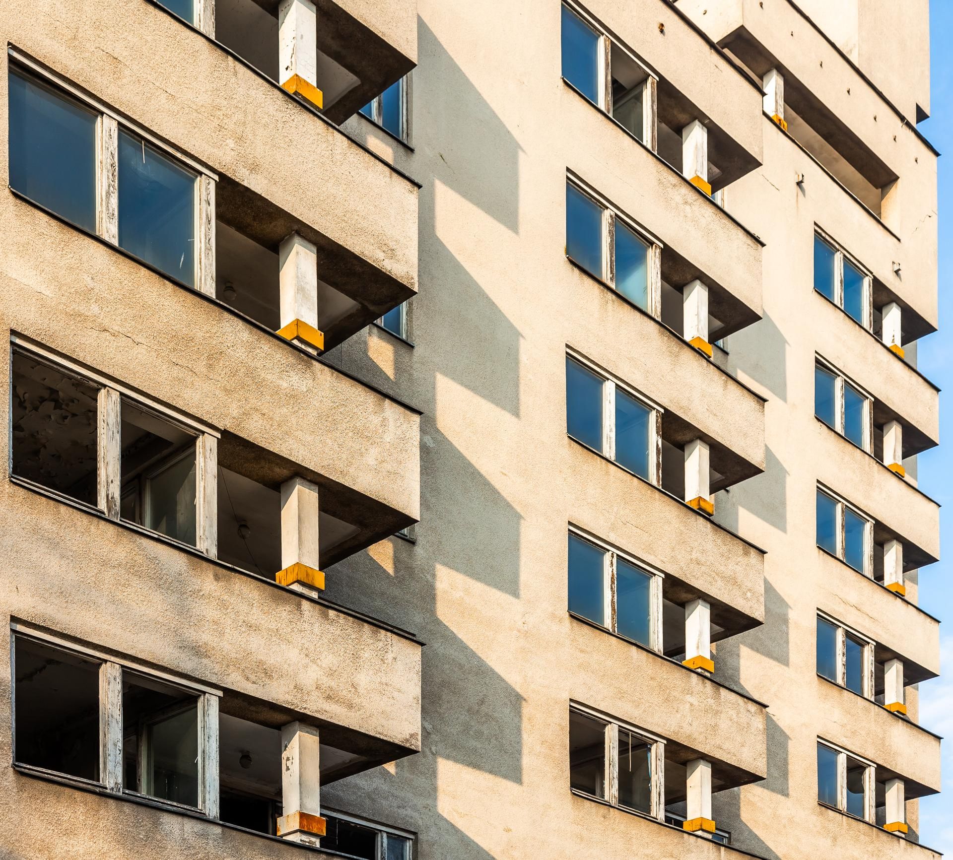 Szpiegowo, blok na Sobieskiego 100 w Warszawie