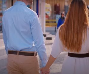 Kuzey i Bahar pójdą do salonu sukien ślubnych, by wybrać dla dziewczyny kreację.
