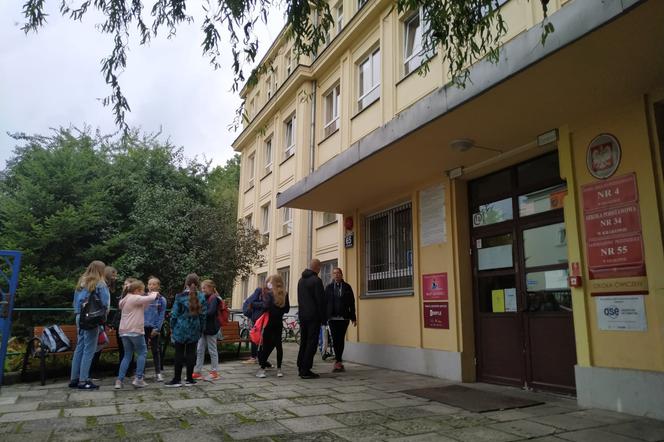 Dyrekcja jednej z krakowskich szkół skarży się na procedury sanitarne. To nieporozumienie