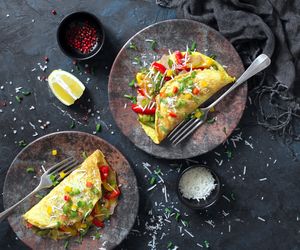 Przepyszny omlet ze świeżą papryką - idealny na śniadanie z przyjaciółmi