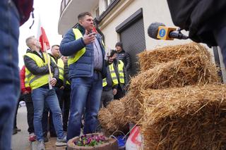 Protest rolników w Białymstoku. Siano i obornik przed siedzibą marszałka Hołowni