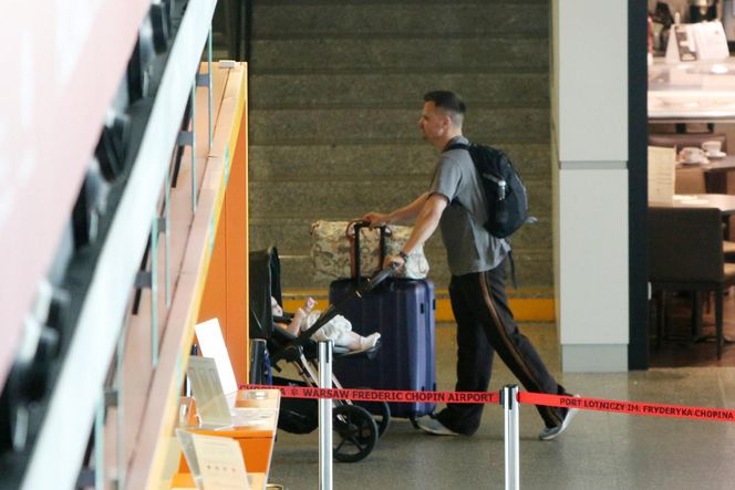 Marcin Hakiel z rodziną lecą na wakacje