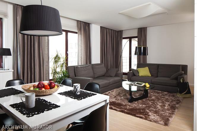 Aranżacja salonu bardzo przytulna. Wnętrza salon w brązach i beżach