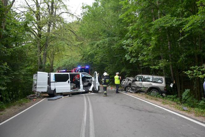 Zderzenie busa z terenówką