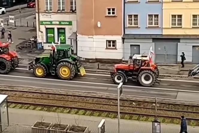 Trwa protest rolników we Wrocławiu. Poniedziałek będzie bardzo ciężki. Te drogi są nieprzejezdne