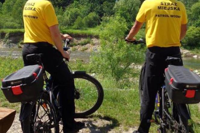 Na rowerach sprawdzają brzegi rzek. Straż Miejska z Nowego Sącza uruchomiła wodne patrole 