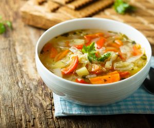 Wegańska zupa z młodej kapusty. Prosty obiad bez mięsa