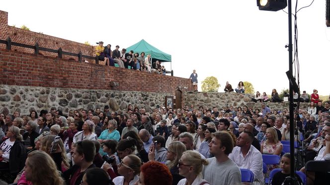 Zwieńczeniem teatralnego weekendu była niedzielna prezentacja egzaminu studentów III roku aktorstwa Uniwersytetu Andrzeja Frycza Modrzewskiego pt. „Prorok Ilja – nieprawdopodobna historia w XIV scenach”