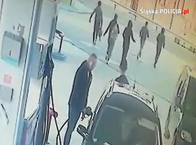 Nielegalni imigranci zatrzymani w Katowicach. Policjanci podzielili się z nimi jedzeniem i piciem [ZDJĘCIA, WIDEO]