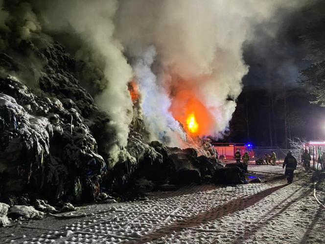 Płonie składowisko tekstyliów w Kamieńcu!