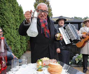 Cygańskie zwyczaje na Wszystkich Świętych. Alkohol na cmentarzu to dla nich norma