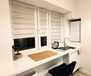 Nawet kojec dla psów jest większy niż to mieszkanie. Mikrokawalerka 8 mkw. do wynajęcia w Warszawie