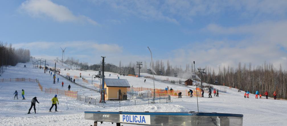 Tłumy narciarzy na Górze Kamieńsk. 50 policyjnych interwencji w weekend. Co działo się na stoku?  