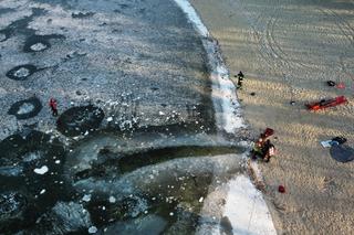 Poszedł morsować w jeziorze, nagle załamał się pod nim lód. Mężczyznę uratowali strażacy 