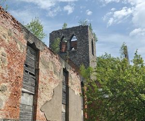 Porzucony kościół Salvatora na Dolnym Śląsku. Tajemnicza ruina w centrum miasta 