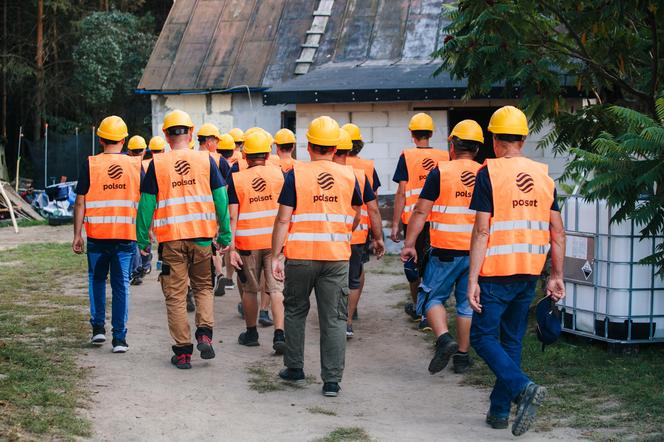 W takich warunkach mieszkała mama z 3 dzieci. Przyszli robotnicy i zaczęli wyburzać ściany! 