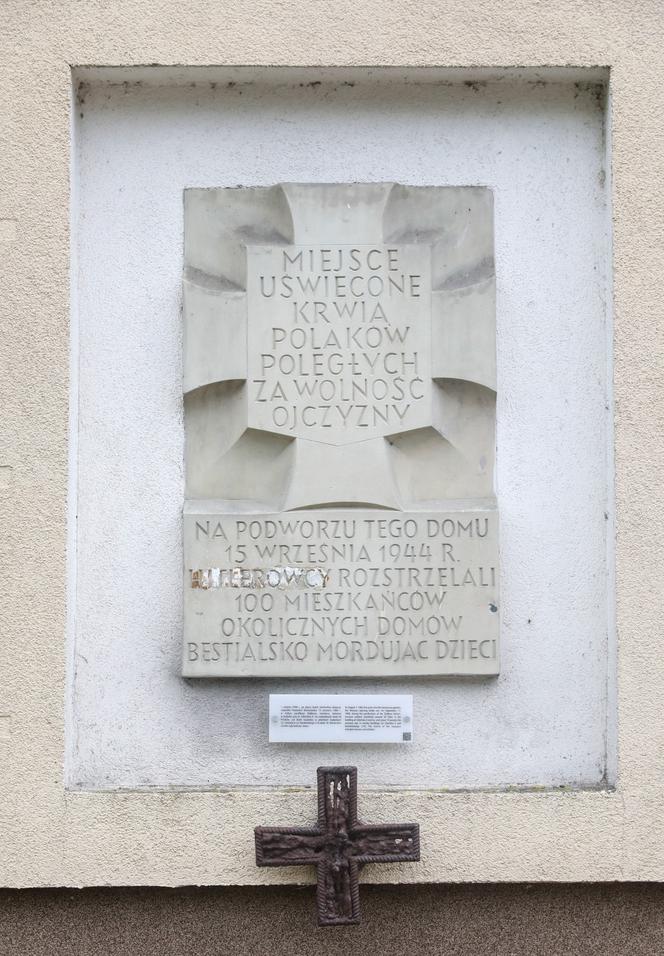 Tablica na ścianie budynku przy ul. Jana Chryzostoma Paska 31