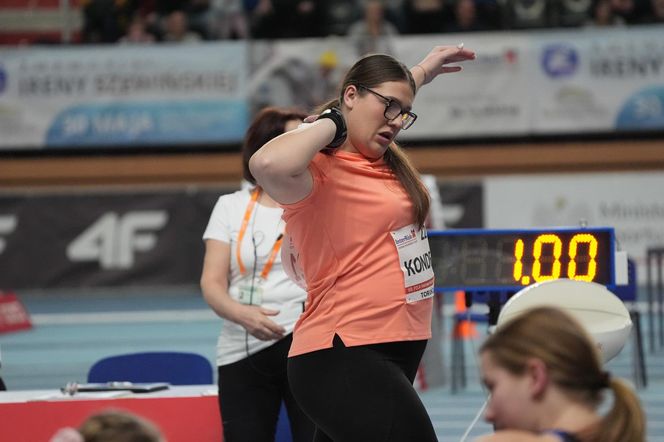 Halowe mistrzostwa Polski 2025 w Arenie Toruń. Zdjęcia kibiców z trybun i sportowców