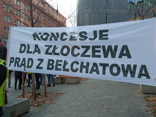 Górnicy protestowali w Warszawie pod siedzibą PGE. Wystawiono świńskie łby