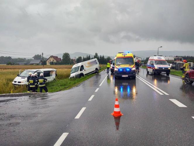 Łososina Dolna. Zderzenie dwóch dostawczaków. Ciężarówka chciała je minąć i skończyła w rowie