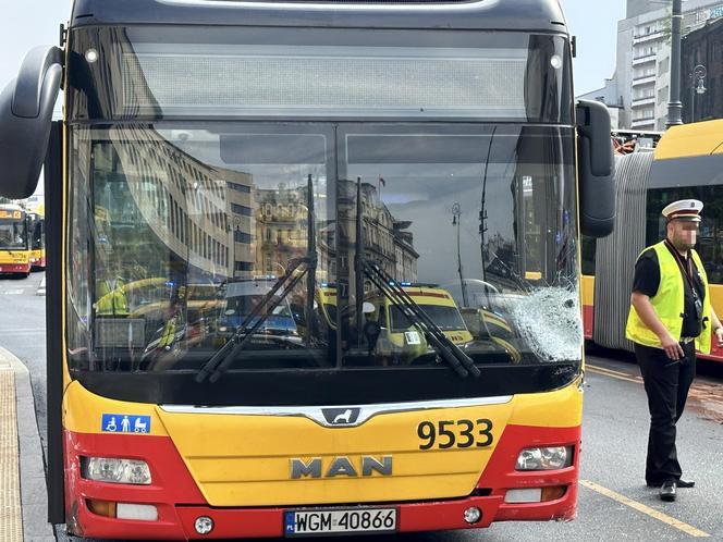 Koszmarny wypadek na placu Trzech Krzyży. Osobówką jechała znana aktorka z polskiego serialu. Była zakleszczona w środku pojazdu!