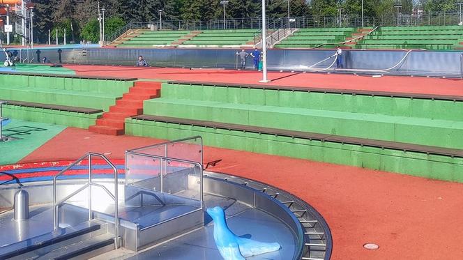 Czyszczą baseny miejskie i naprawiają pomost na Żwirowni. Trwają przygotowania do sezonu 2023 