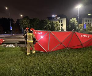 Tragiczny wypadek na Trasie Łazienkowskiej. Volkswagen wbił się w auto rodziny z dziećmi. Jedna osoba nie żyje