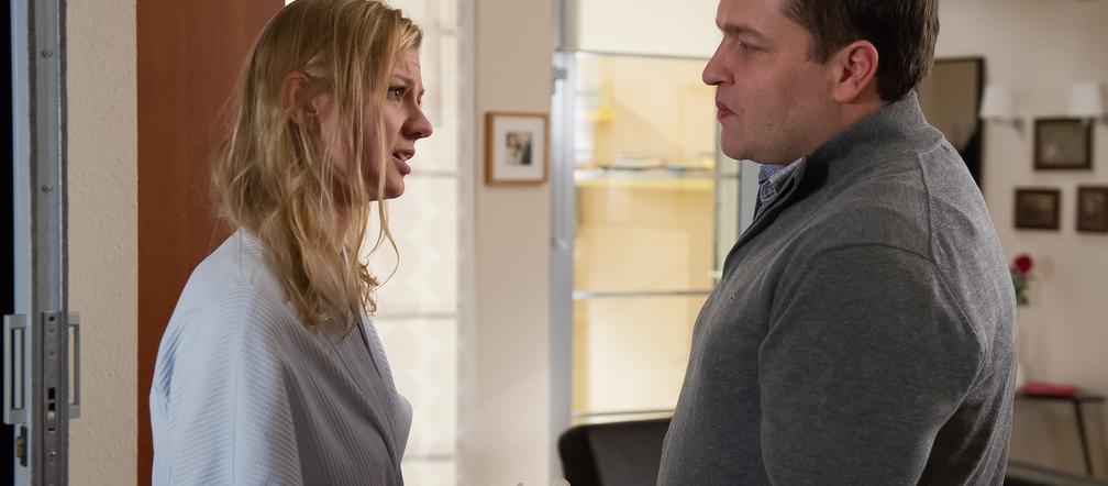 Na Wspólnej odcinek 2260. Michał (Robert Kudelski), Julia (Katarzyna Kołeczek)