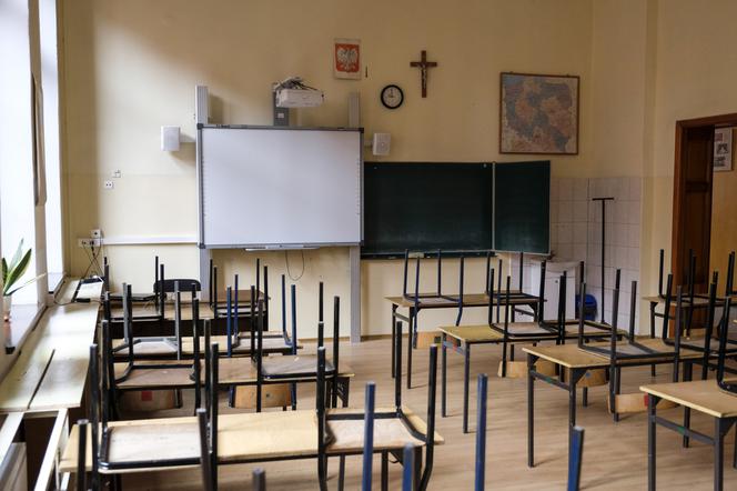 Zamknięcie szkół przedłużone do Wielkanocy! Co z egzaminami?